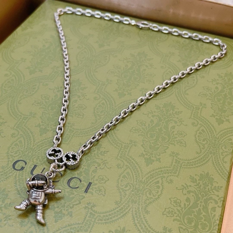 G*u*i necklaces